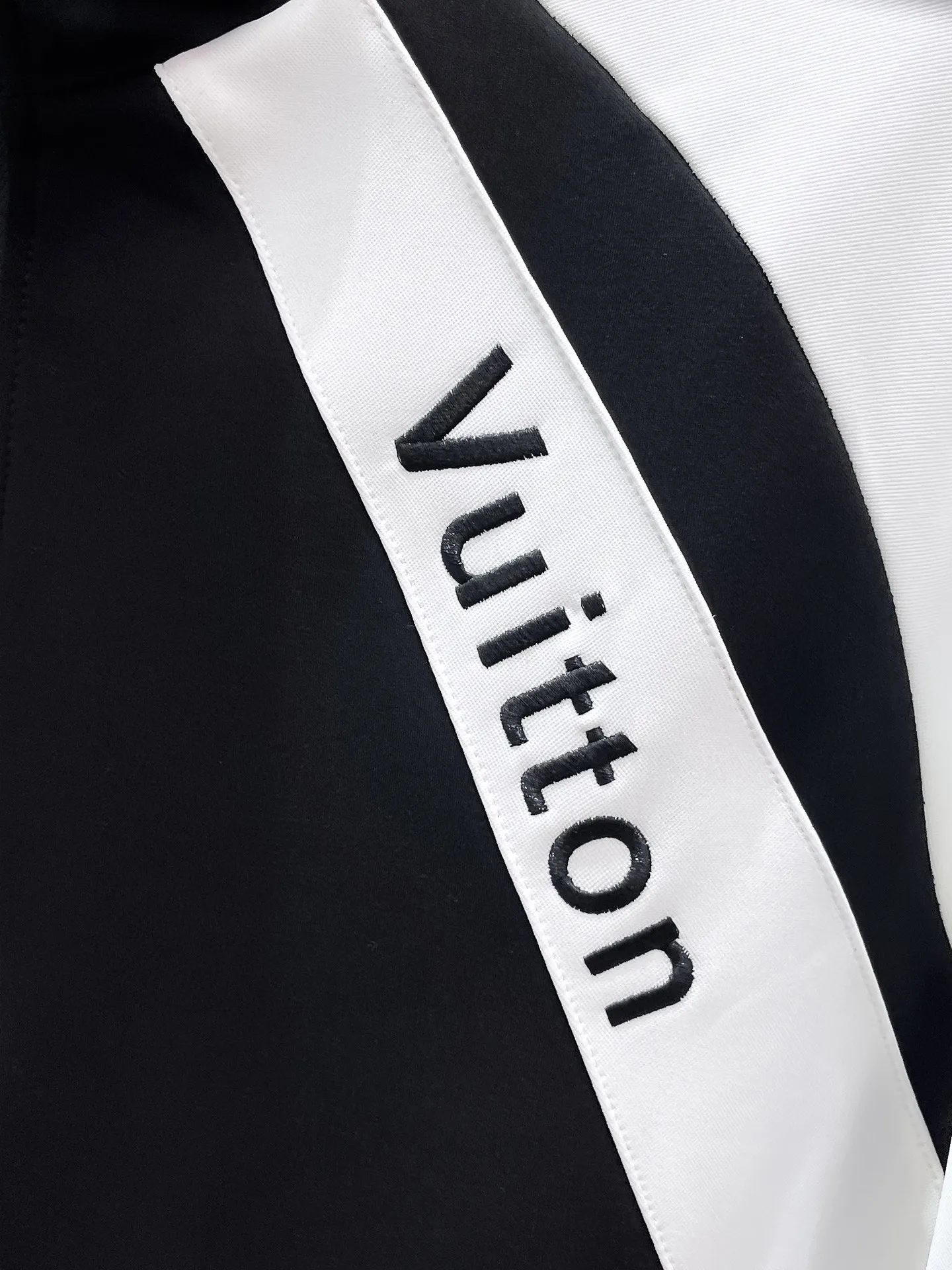 🅿️720 LV hot-selling suit is coming. Focus on the original version of the official website. 2025 new hot-selling cardigan suit. The original order is the best. 🇭🇰The meticulous work of top designers. It has a fitting and perfect upper body effect. All-natural high-quality Tencel Roman cotton 100%, close-fitting comfort, noble and elegant! Original hardware embodies elegance and nobility! Counter size: M-3XL (maximum wear up to 190 pounds)